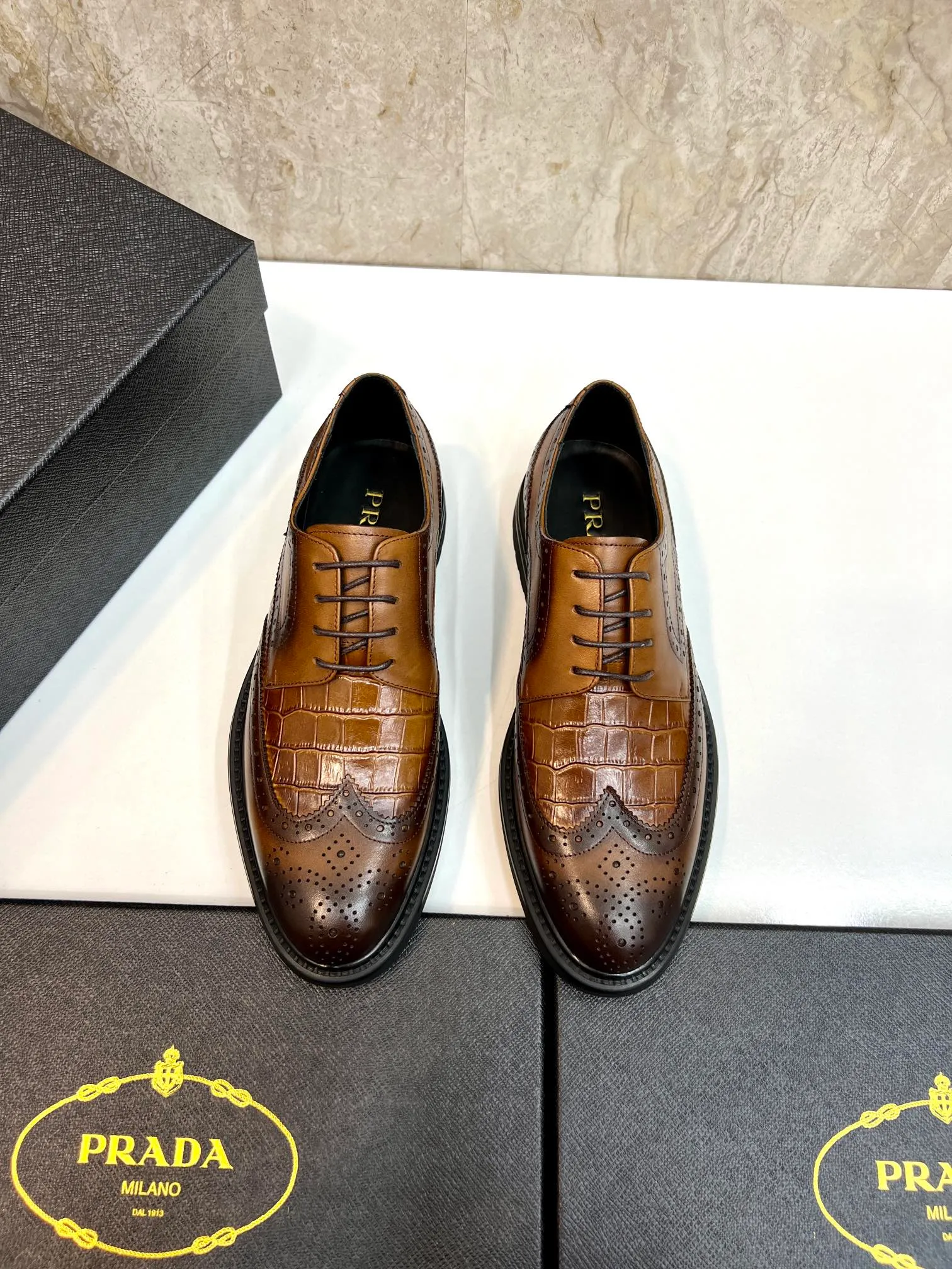 Original order quality: P580 Brand: PRADA (Prada) Standard code: Men's size 38/44 (45 can be customized) Grade: Same style as the official website High-quality men's shoes Material: Original cowhide Water-dyed cowhide lining Rubber outsole Style categories: Men's fashionable formal leather shoes Slip-on men's shoes series Young fashion European and American trends British style Top luxury Color: Actual picture